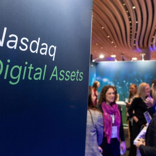 Futuros do Nasdaq despencam 4% com perdas em techs em meio a impulso de IA da China